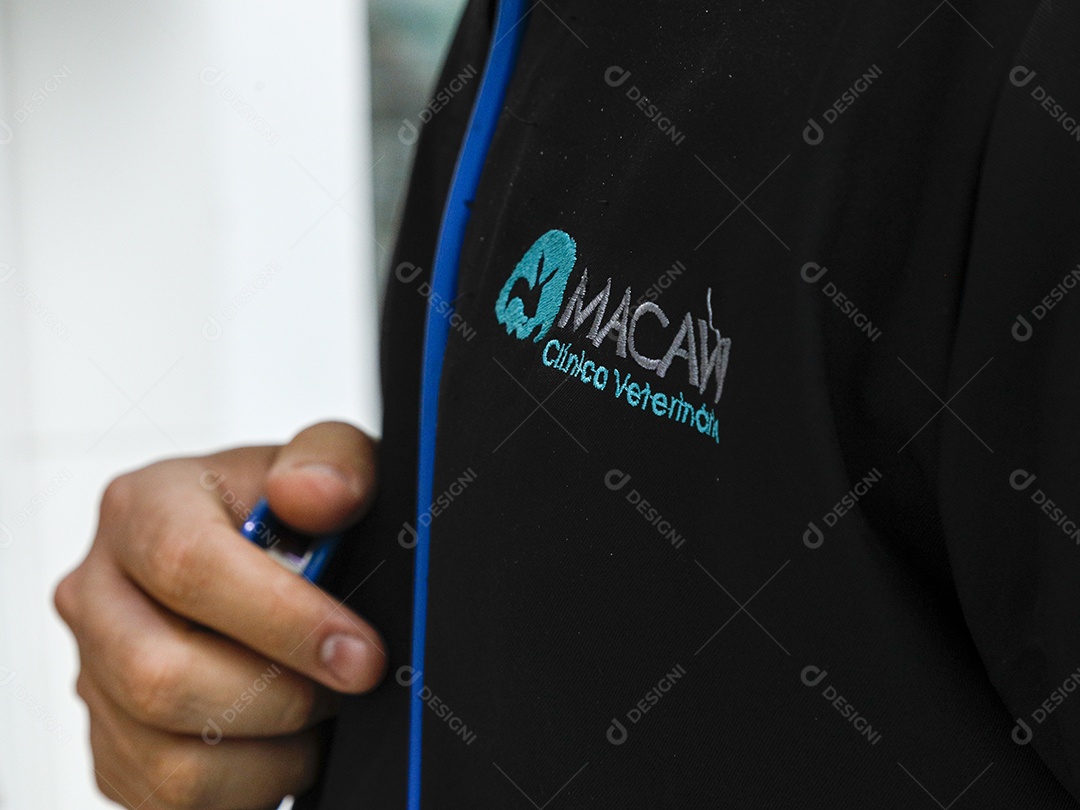 Veterinário fazendo curativo em aves gavião