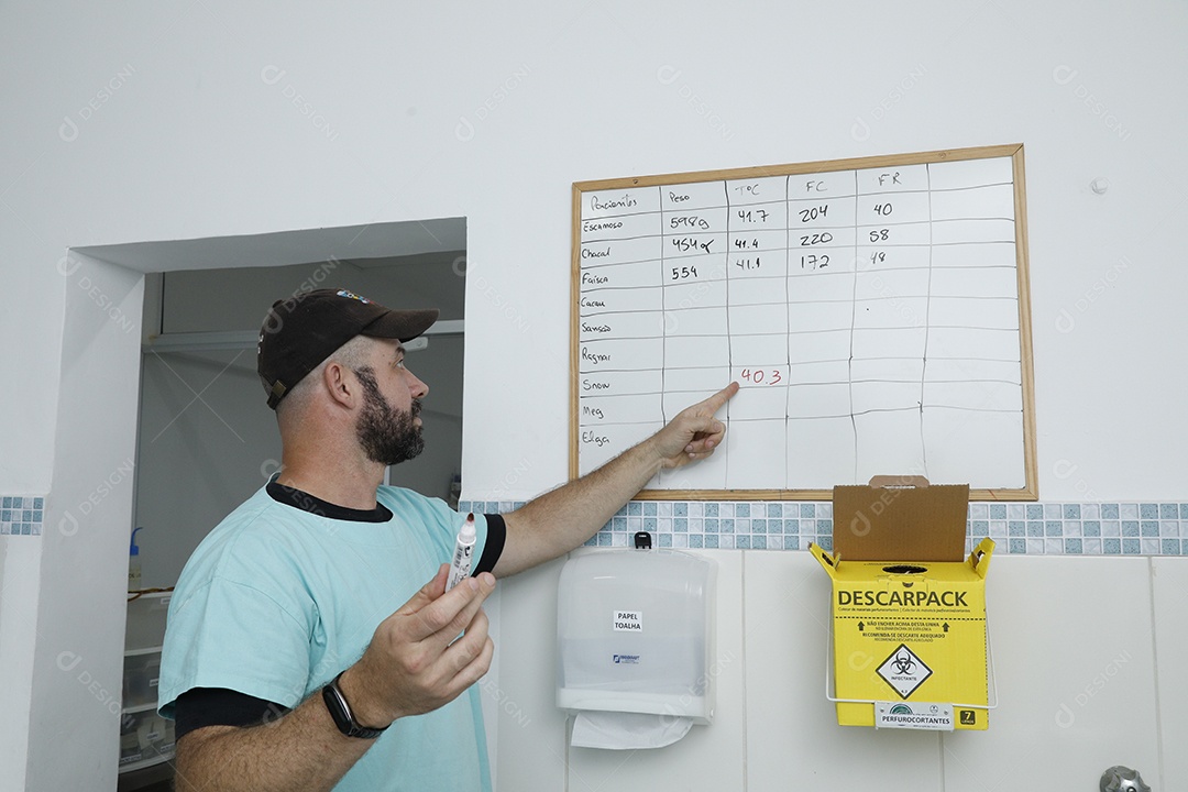 Homem escrevendo quadro branco