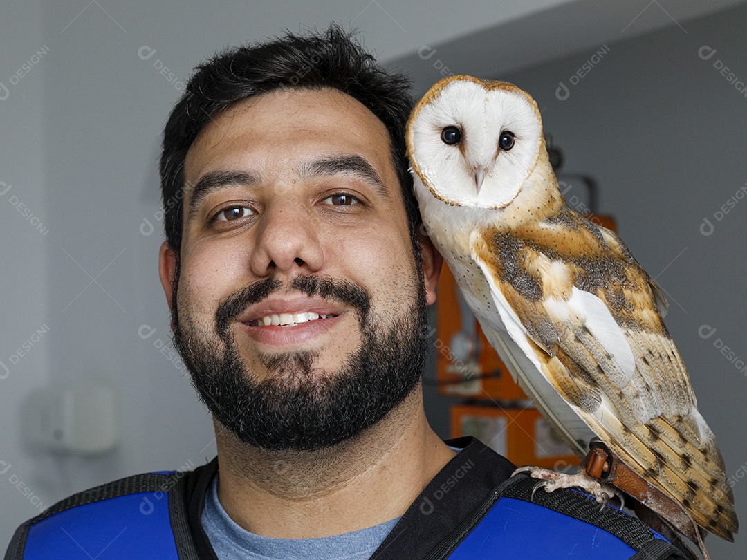 Ave sobre ombro de um homem com seu pássaro estimação