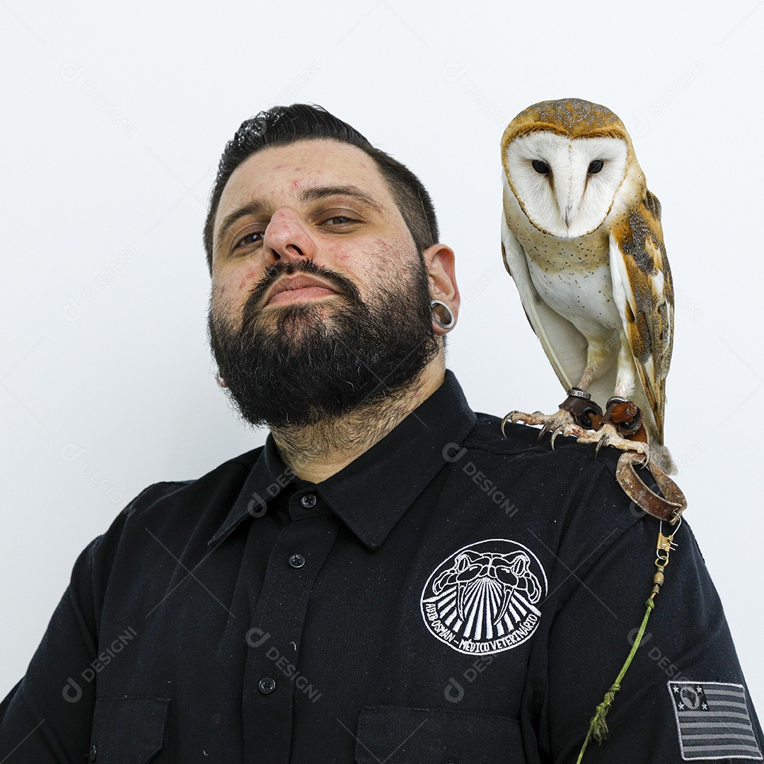 Ave sobre ombro de um homem com seu pássaro estimação