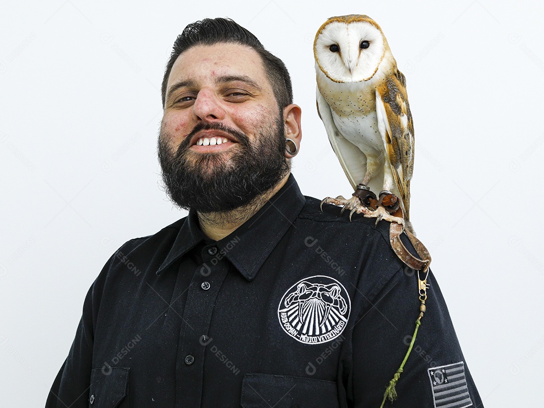 Ave sobre ombro de um homem com seu pássaro estimação