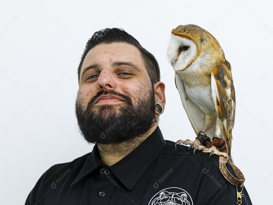 Ave sobre ombro de um homem com seu pássaro estimação