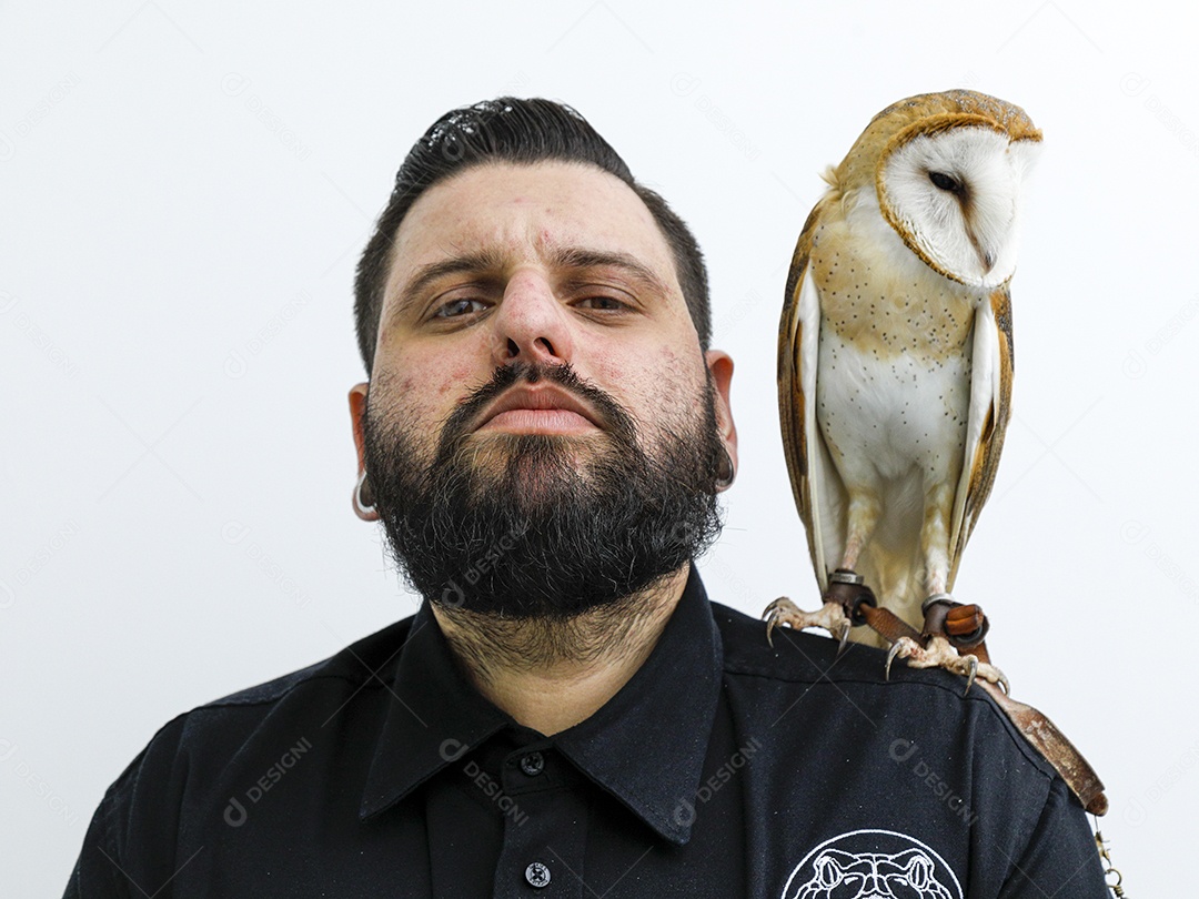 Ave sobre ombro de um homem com seu pássaro estimação