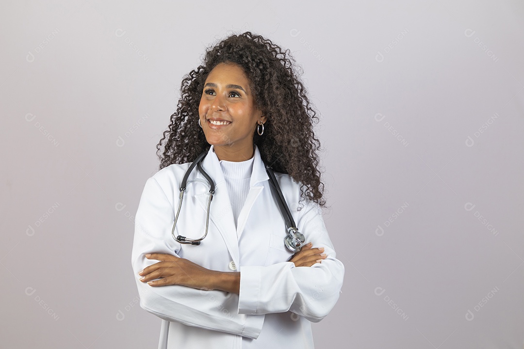 Linda mulher negra enfermeira usando jaleco branco