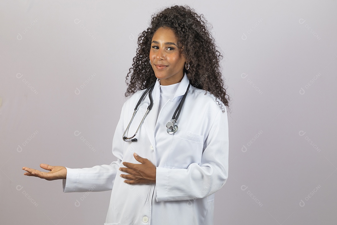 Linda mulher negra enfermeira usando jaleco branco