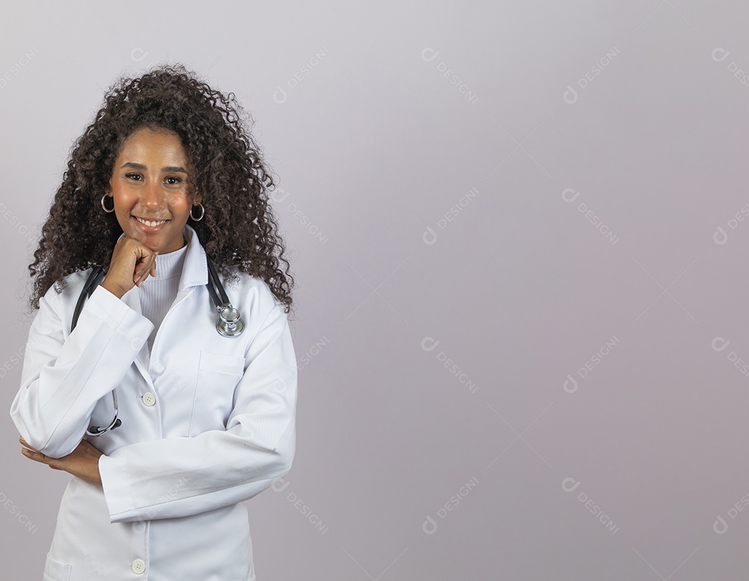 Linda mulher negra enfermeira usando jaleco branco