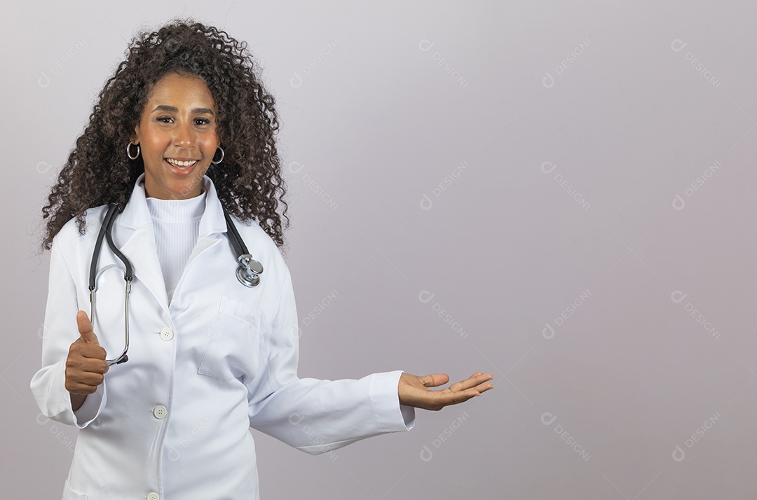 Linda mulher negra enfermeira usando jaleco branco