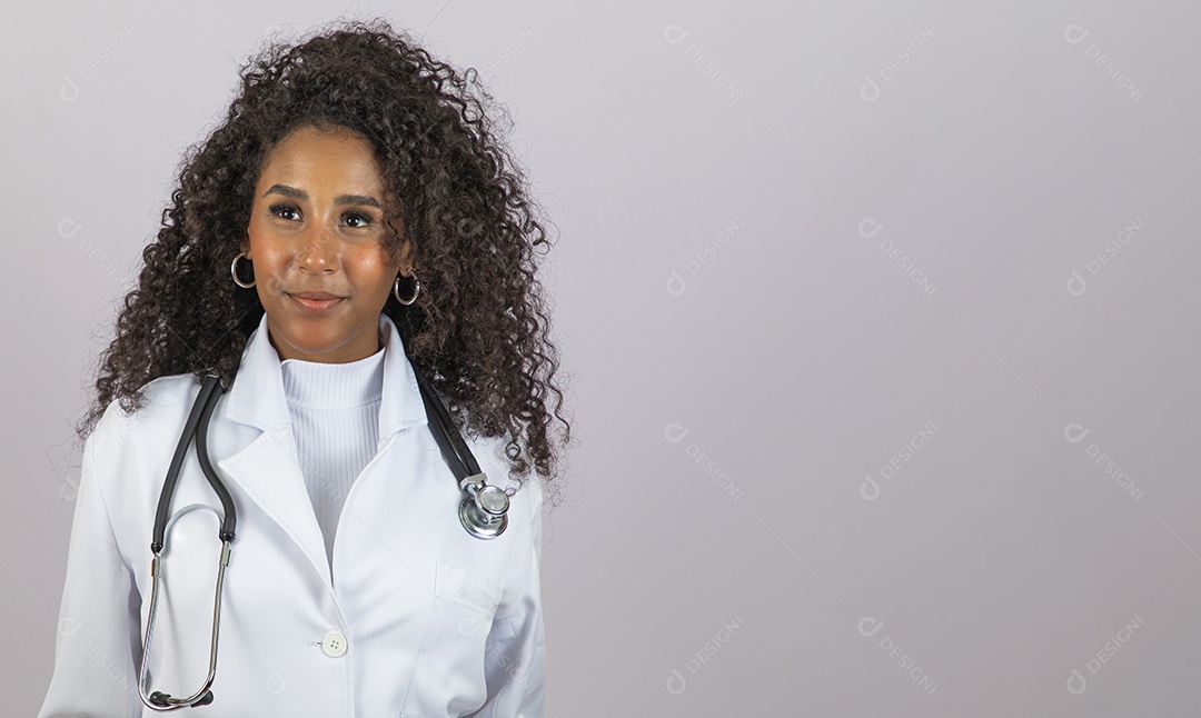 Linda mulher negra enfermeira usando jaleco branco