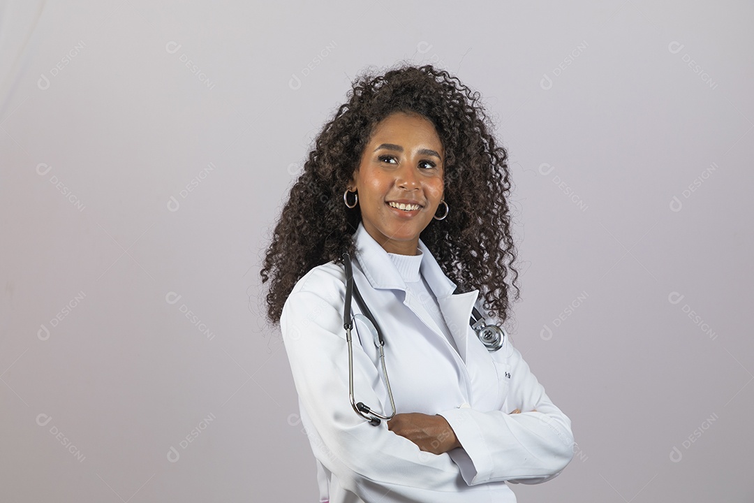 Linda mulher negra enfermeira usando jaleco branco