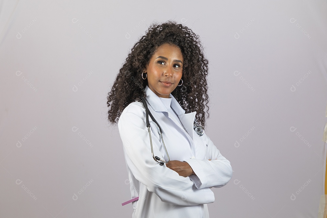 Linda mulher negra enfermeira usando jaleco branco