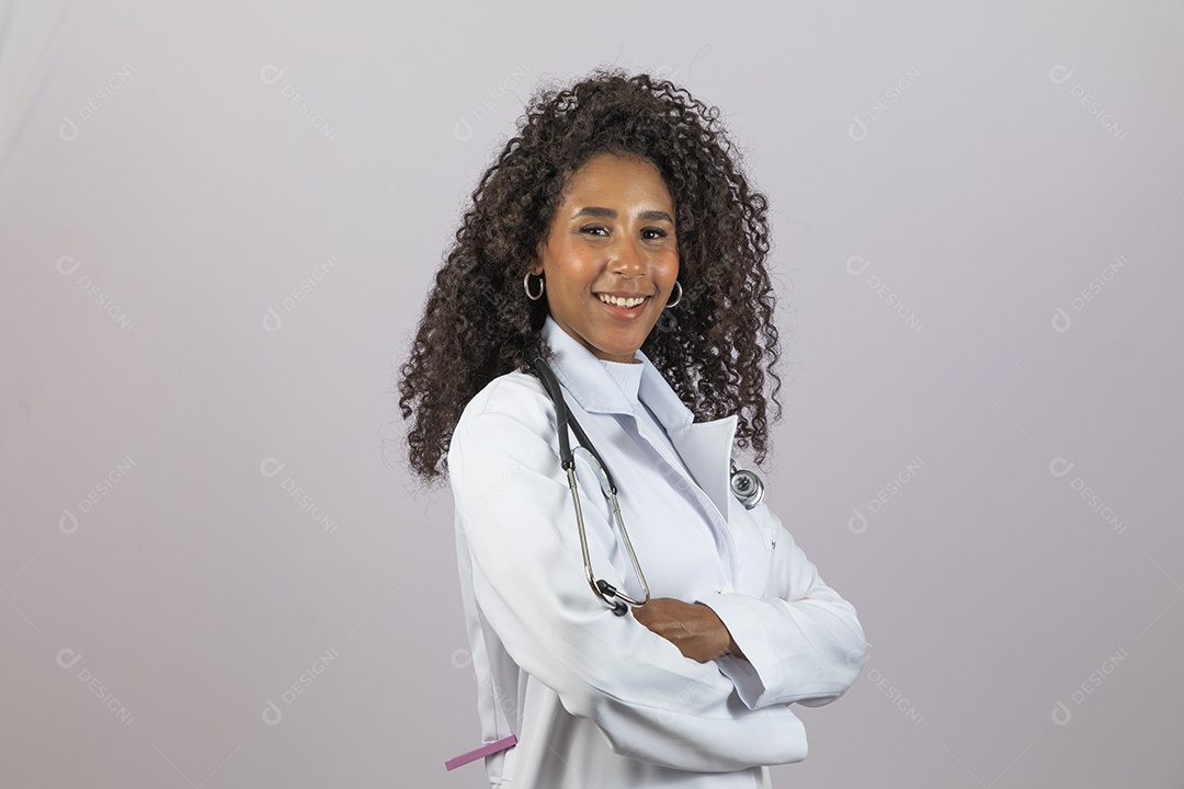 Linda mulher negra enfermeira usando jaleco branco