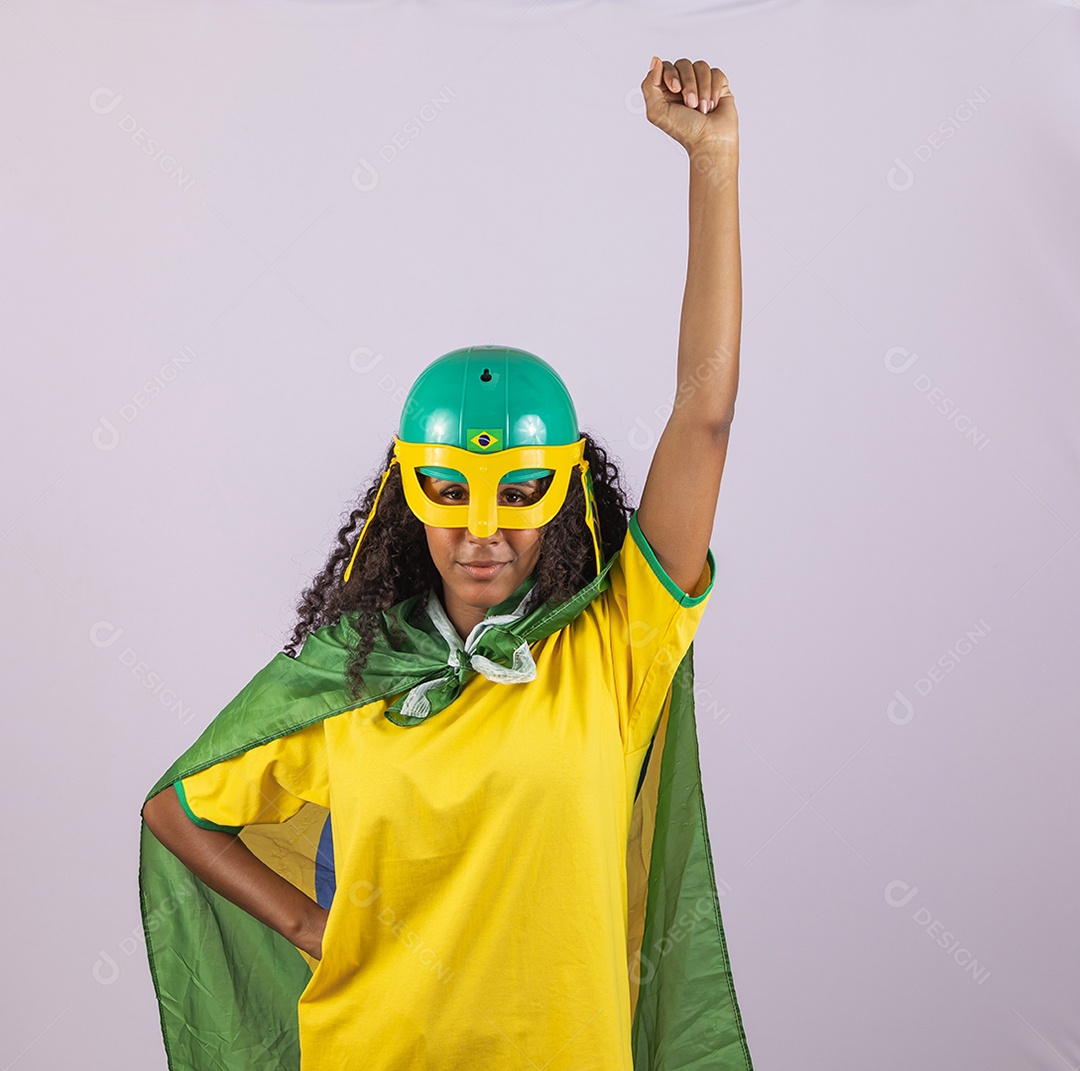 Linda mulher jovem morena torcedora do brasil cabelo afro usando camiseta do brasil sobre fundo isolado