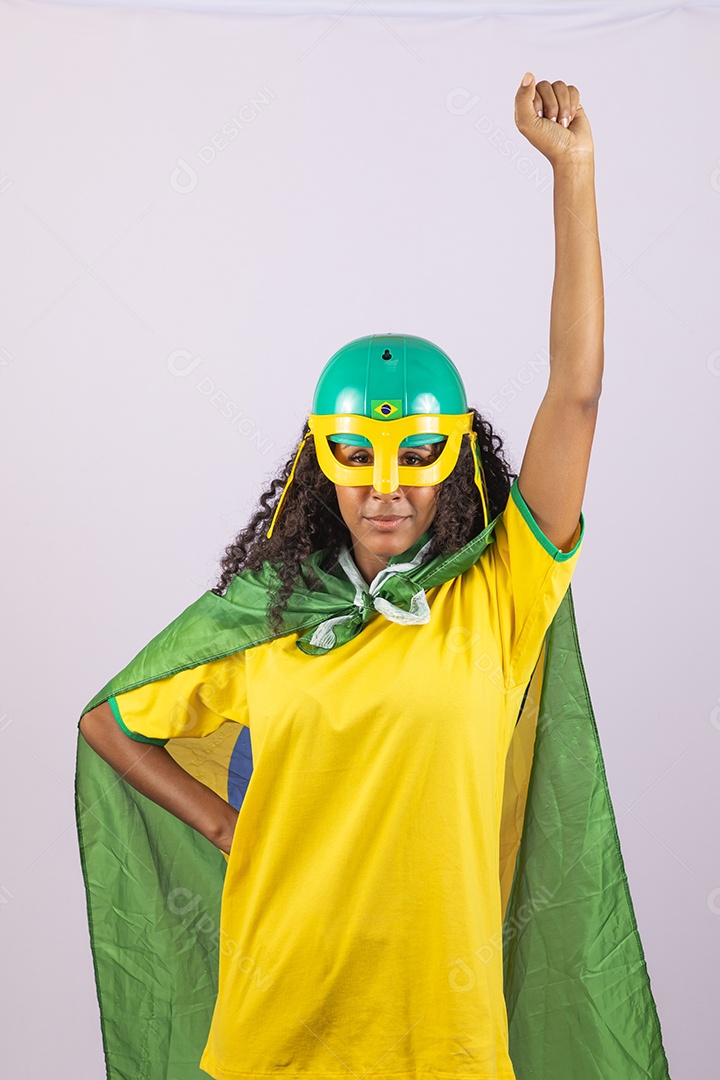 Linda mulher jovem morena torcedora do brasil cabelo afro usando camiseta do brasil sobre fundo isolado