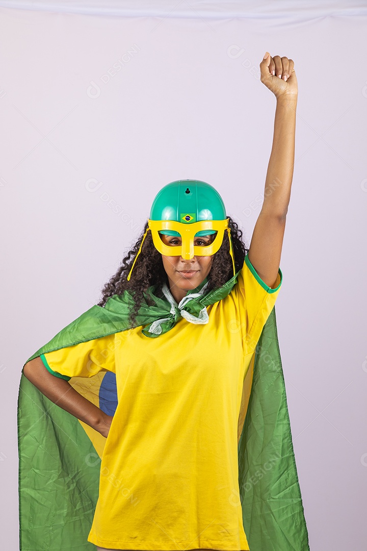 Linda mulher jovem morena torcedora do brasil cabelo afro usando camiseta do brasil sobre fundo isolado