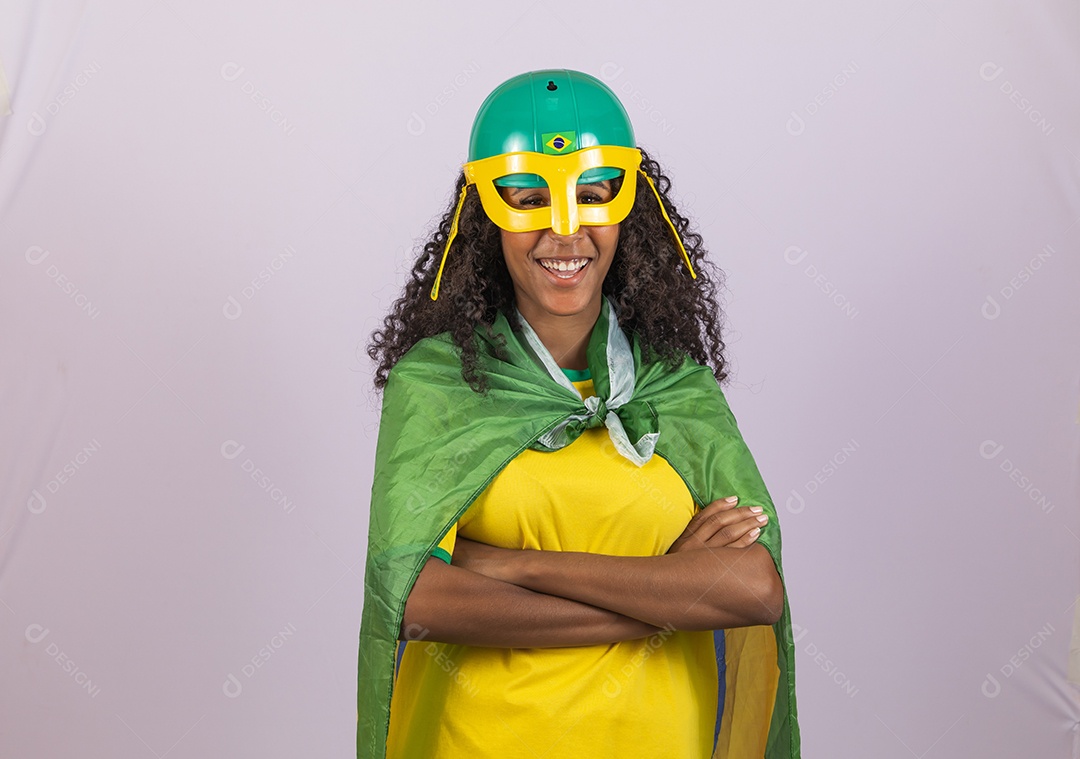 Linda mulher jovem morena torcedora do brasil cabelo afro usando camiseta do brasil sobre fundo isolado