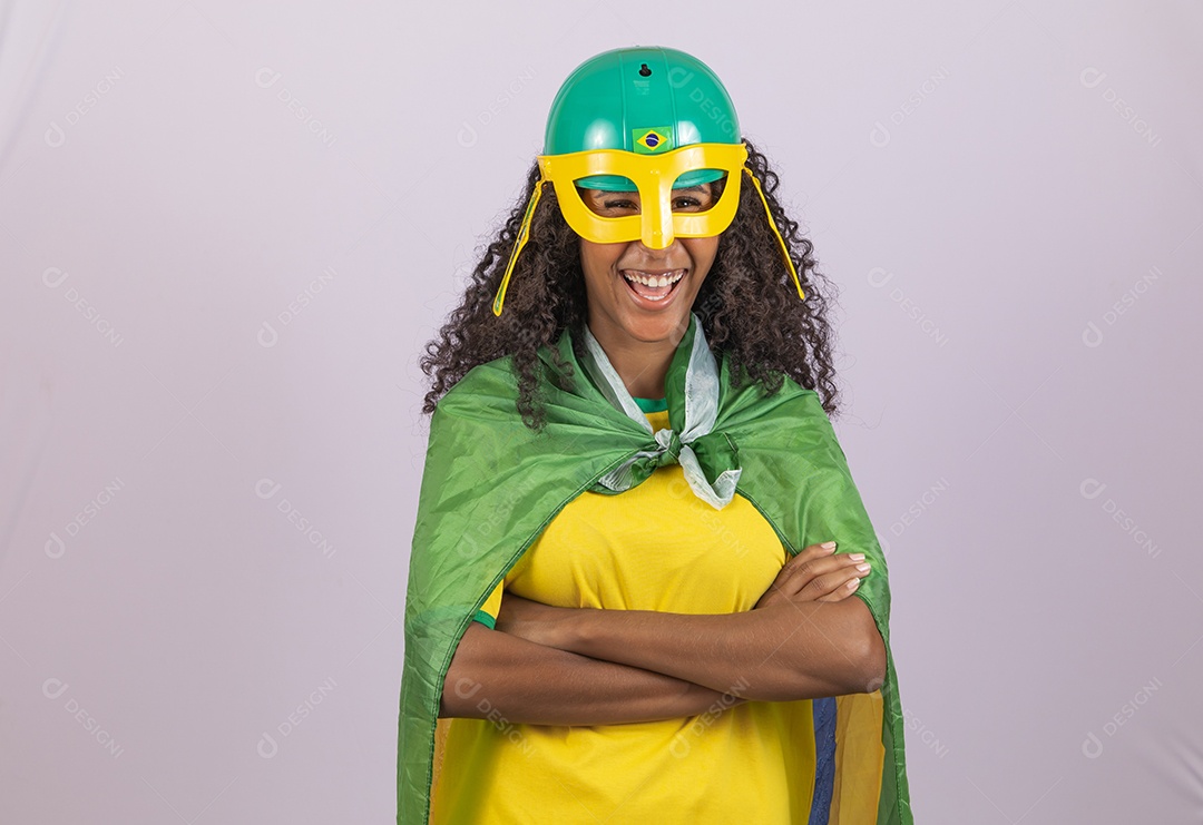 Linda mulher jovem morena torcedora do brasil cabelo afro usando camiseta do brasil sobre fundo isolado