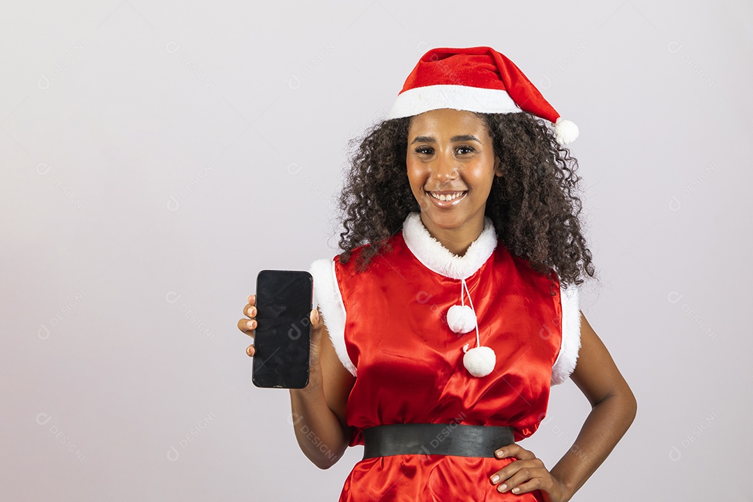 Mulher jovem garota cabelo afro usando chapéu Papai Noel