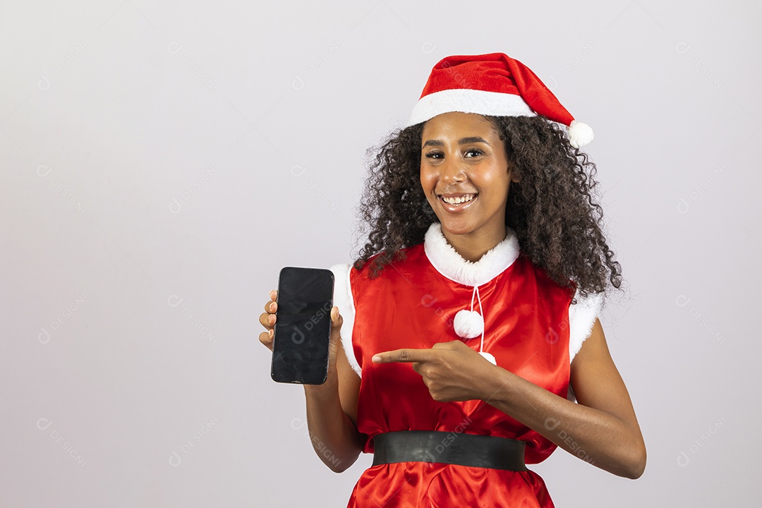 Mulher jovem garota cabelo afro usando chapéu Papai Noel