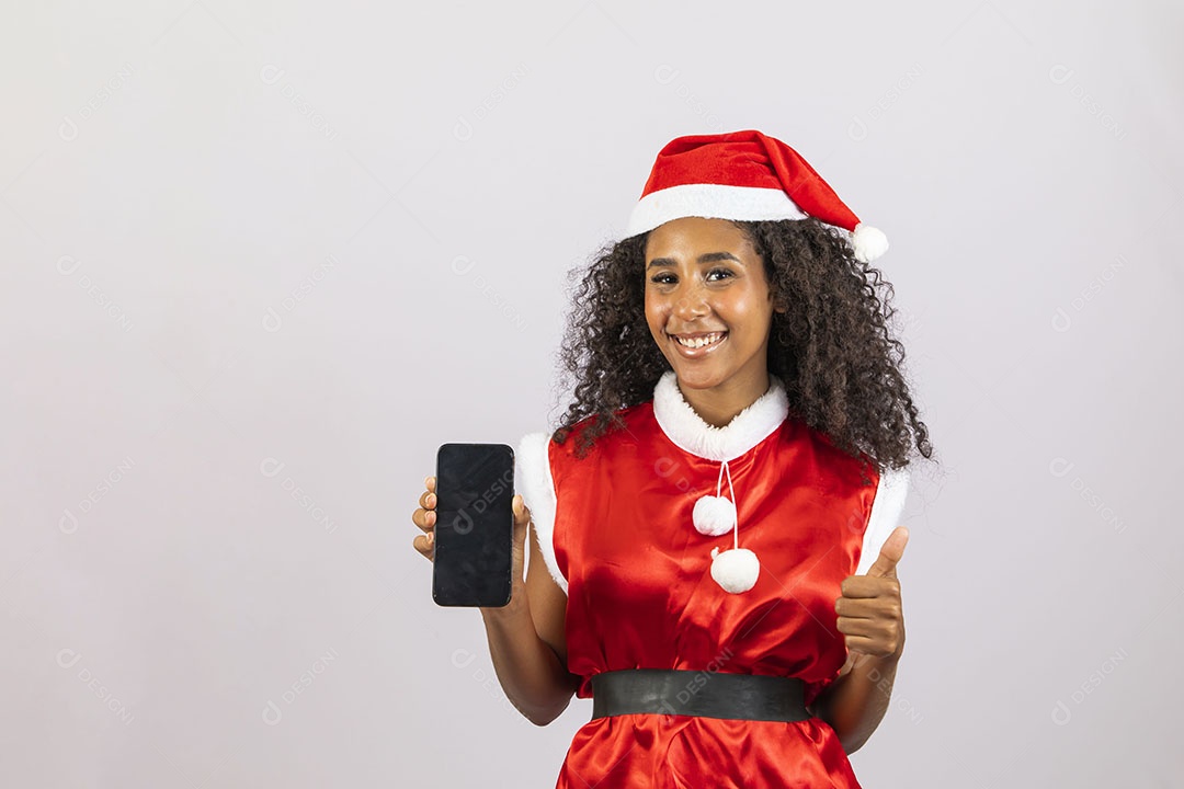 Mulher jovem garota cabelo afro usando chapéu Papai Noel