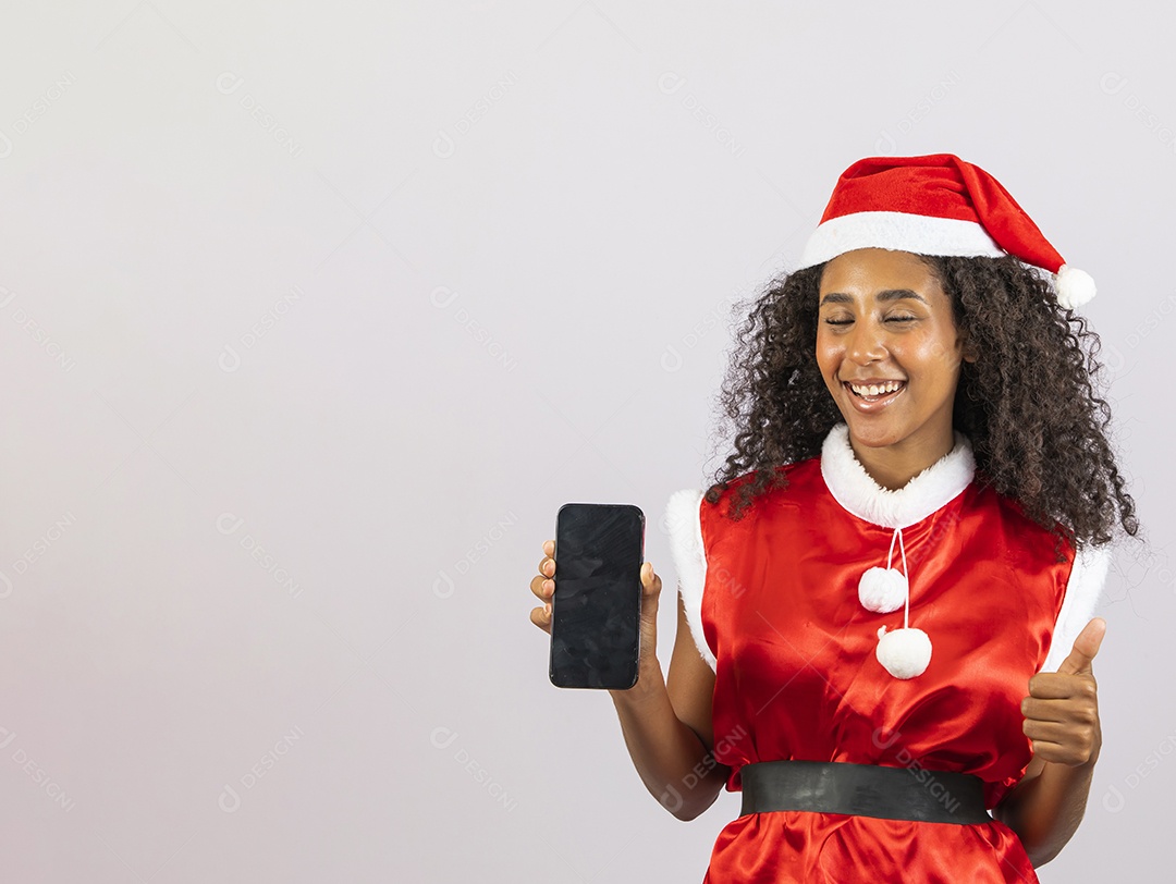 Mulher jovem garota cabelo afro usando chapéu Papai Noel