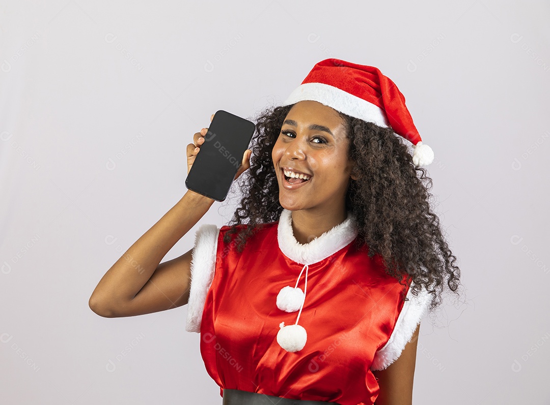 Mulher jovem garota cabelo afro usando chapéu Papai Noel