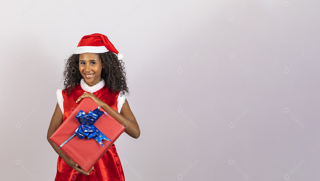 Mulher jovem garota cabelo afro usando chapéu Papai Noel
