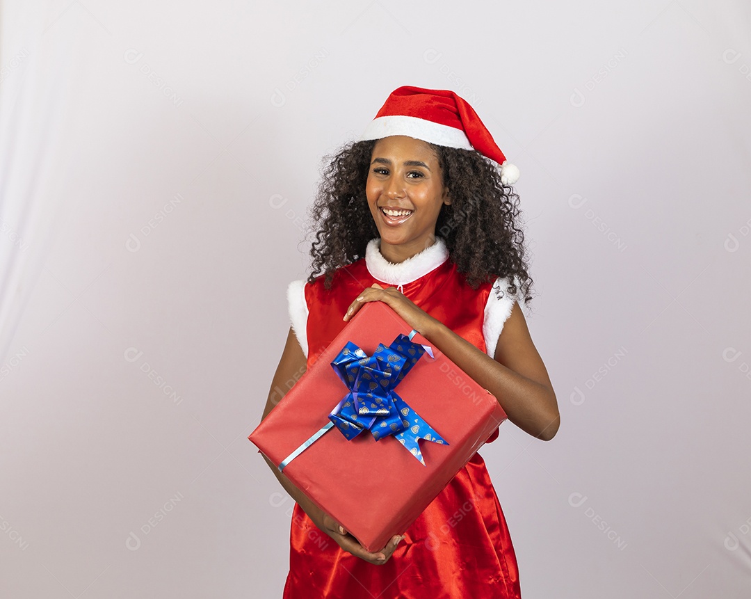 Mulher jovem garota cabelo afro usando chapéu Papai Noel