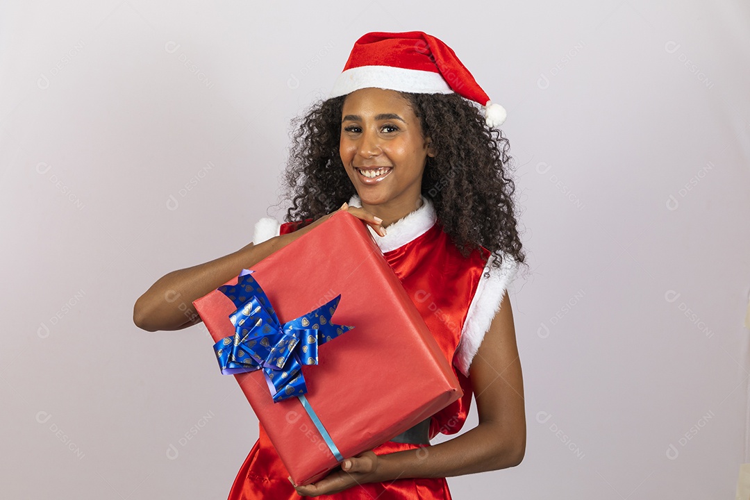 Mulher jovem garota cabelo afro usando chapéu Papai Noel