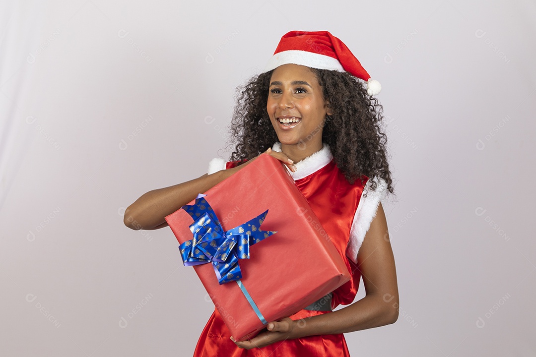 Mulher jovem garota cabelo afro usando chapéu Papai Noel