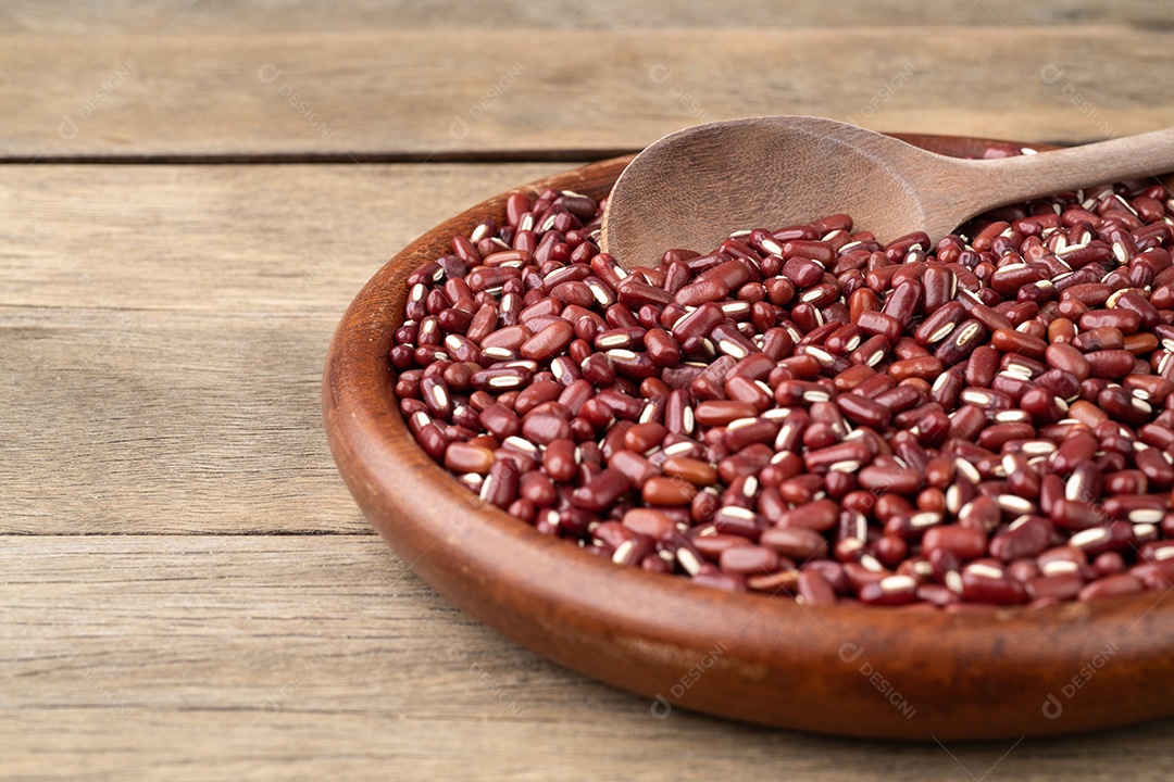 Feijão em um prato sobre a mesa de madeira. Profundidade de campo curta.