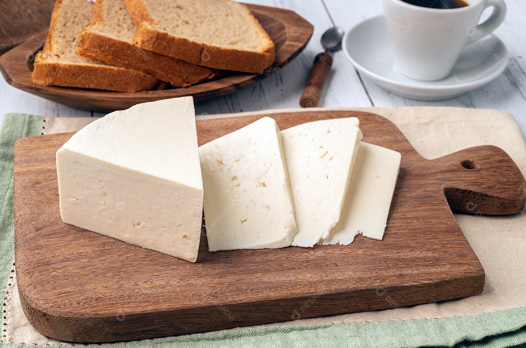 Queijo fresco artesanal de Canastra com café e pão sobre woode