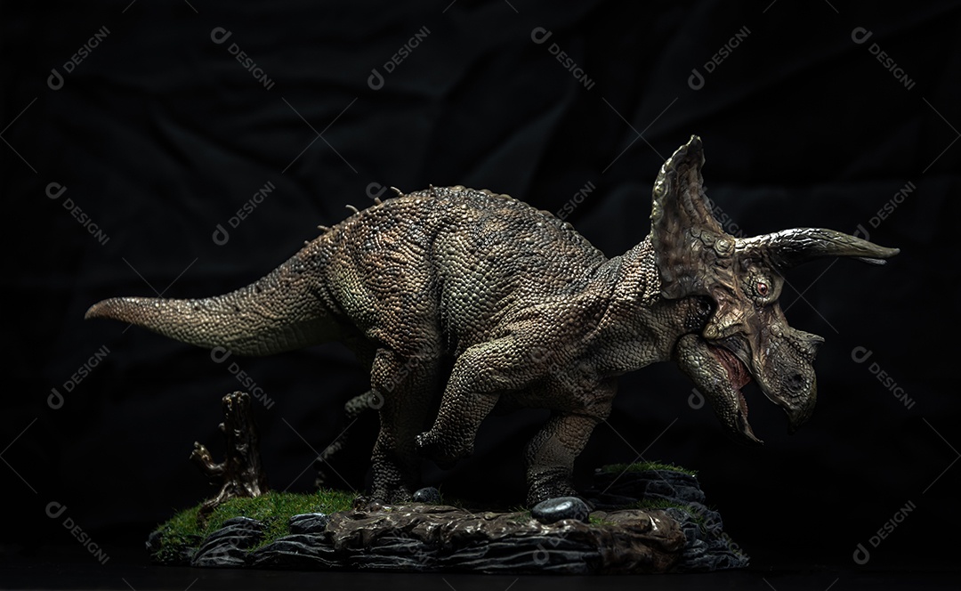 Dinossauro, triceratops no escuro