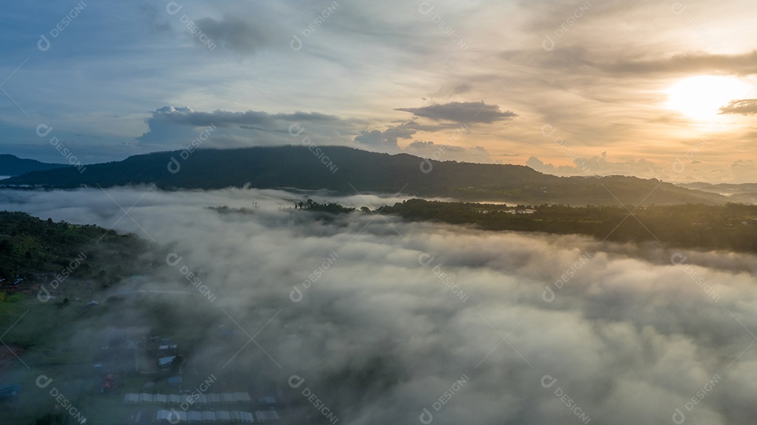 Mar de neblina e nevoeiro no fundo da natureza da montanha.