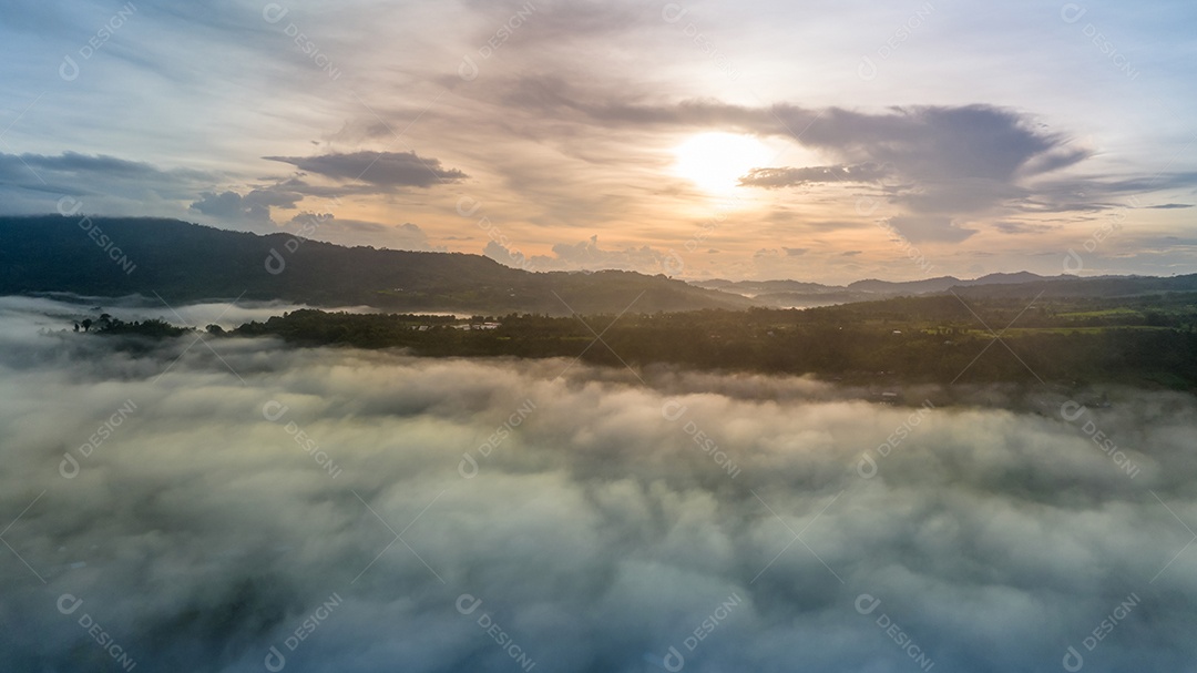 Mar de neblina e nevoeiro no fundo da natureza da montanha.