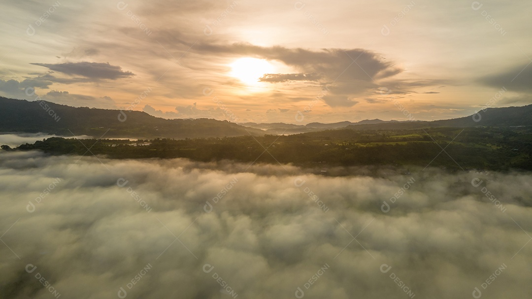 Mar de neblina e nevoeiro no fundo da natureza da montanha.