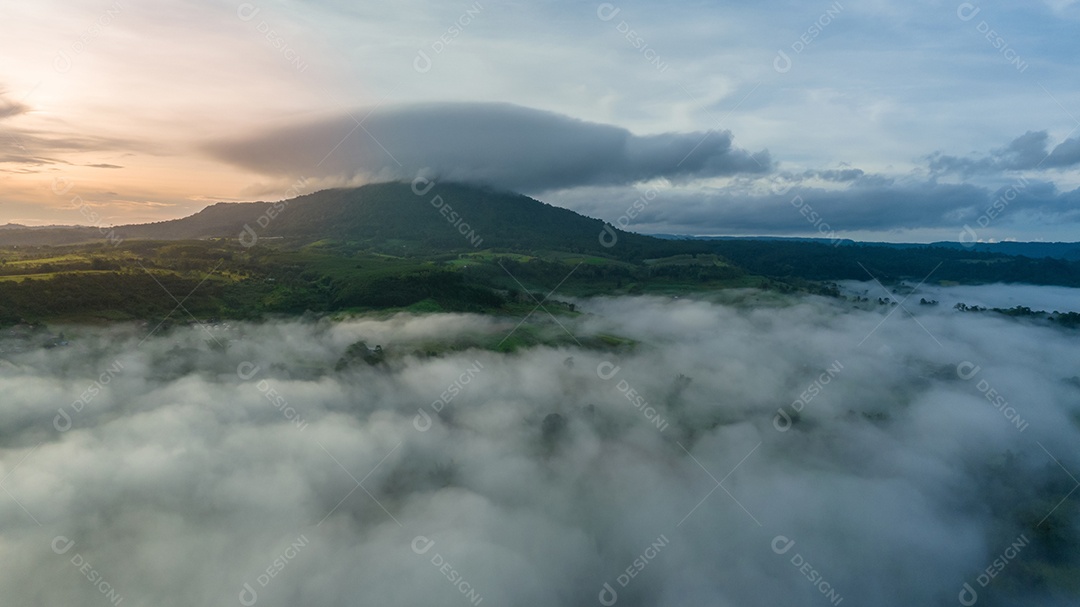 Mar de neblina e nevoeiro no fundo da natureza da montanha.