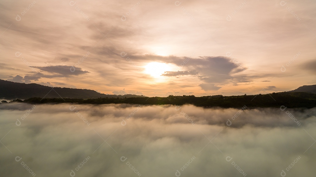 Mar de neblina e nevoeiro no fundo da natureza da montanha.
