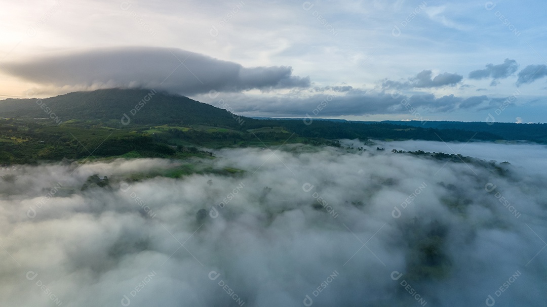 Mar de neblina e nevoeiro no fundo da natureza da montanha.