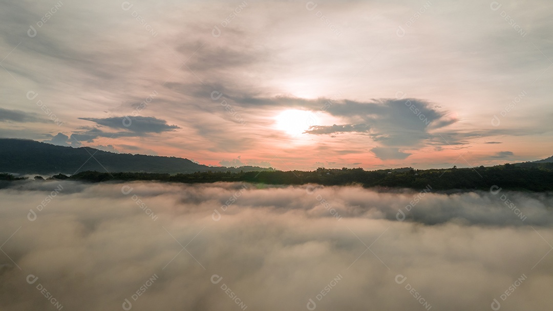 Mar de neblina e nevoeiro no fundo da natureza da montanha.