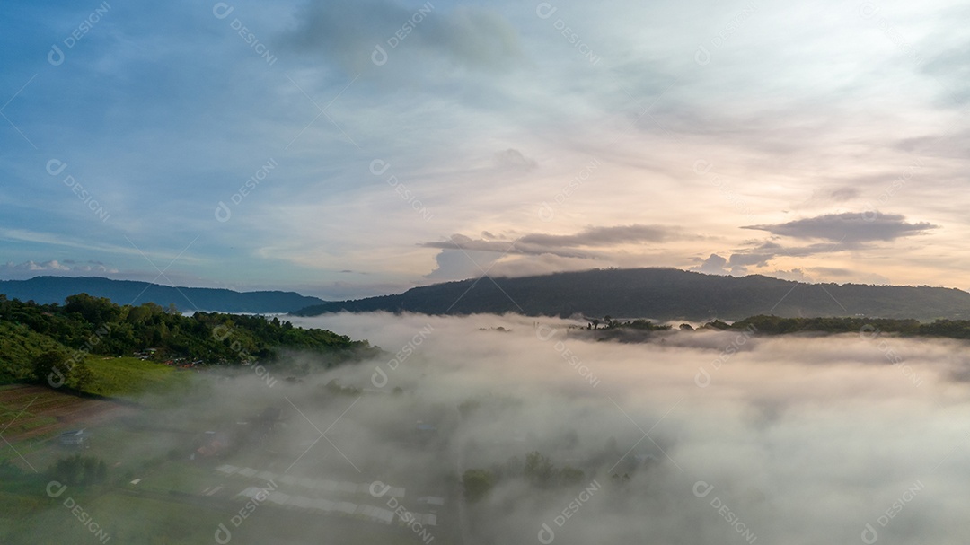 Mar de neblina e nevoeiro no fundo da natureza da montanha.