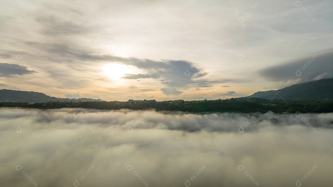Mar de neblina e nevoeiro no fundo da natureza da montanha.