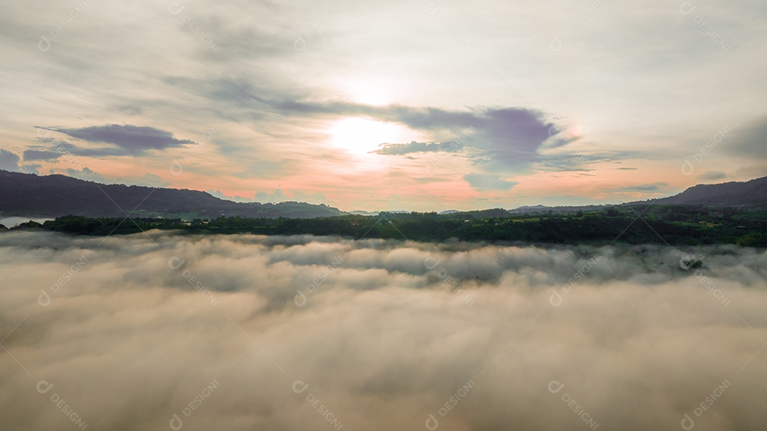 Mar de neblina e nevoeiro no fundo da natureza da montanha.