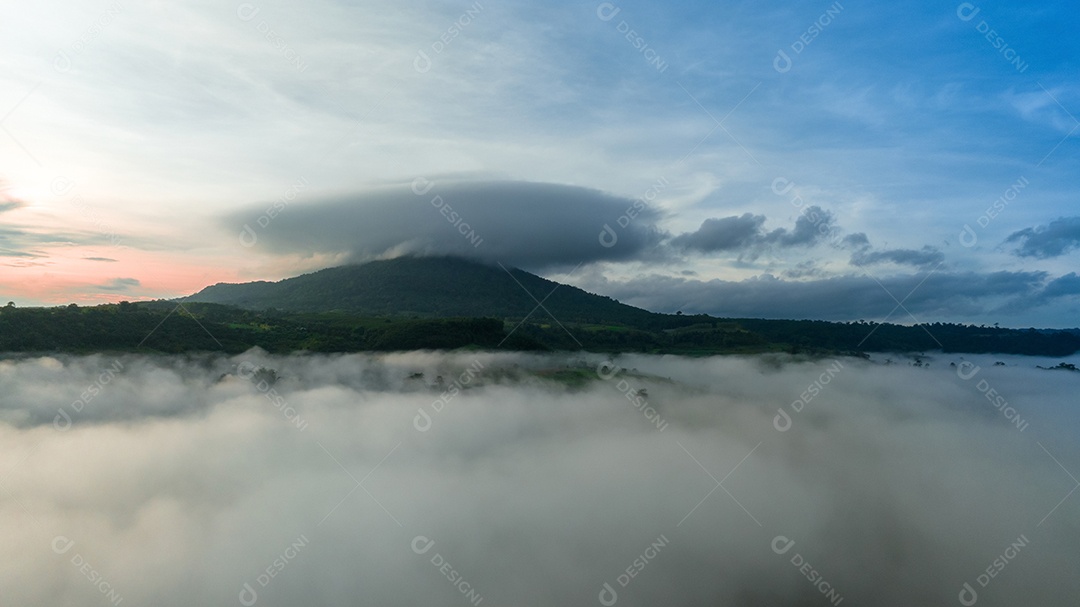 Mar de neblina e nevoeiro no fundo da natureza da montanha.