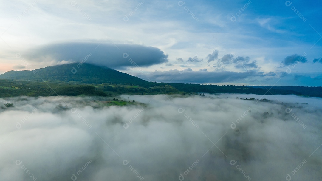 Mar de neblina e nevoeiro no fundo da natureza da montanha.