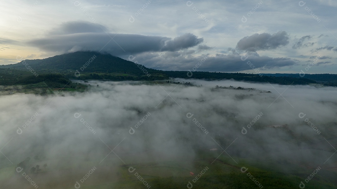 Mar de neblina e nevoeiro no fundo da natureza da montanha.