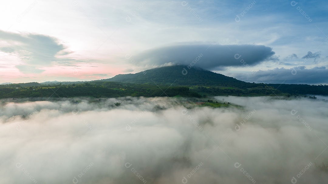 Mar de neblina e nevoeiro no fundo da natureza da montanha.