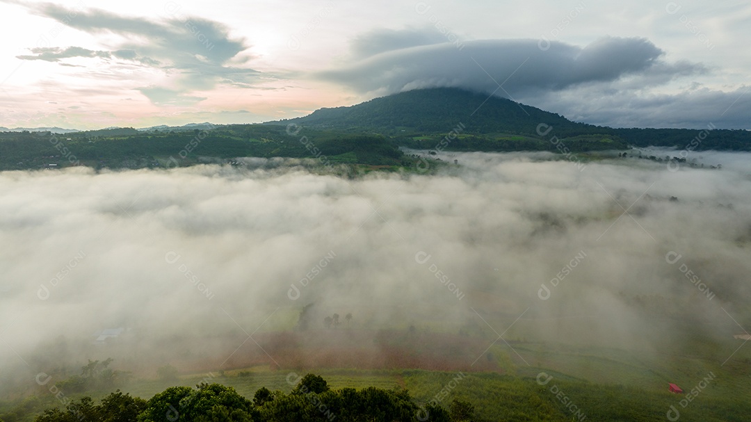 Mar de neblina e nevoeiro no fundo da natureza da montanha.