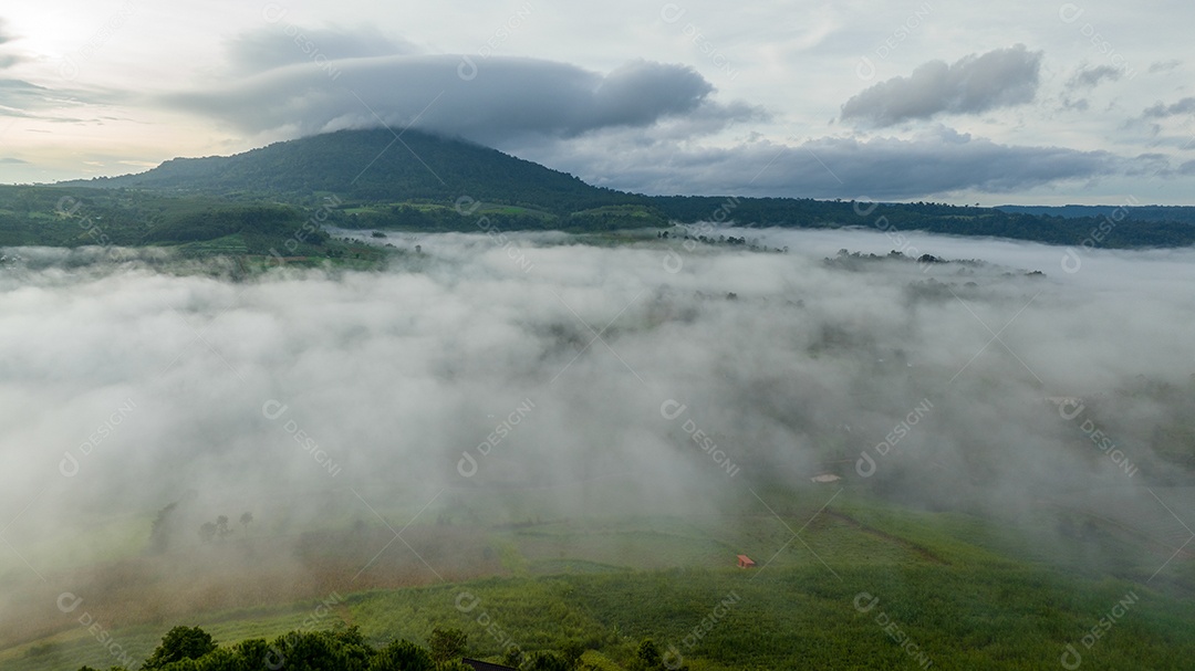 Mar de neblina e nevoeiro no fundo da natureza da montanha.