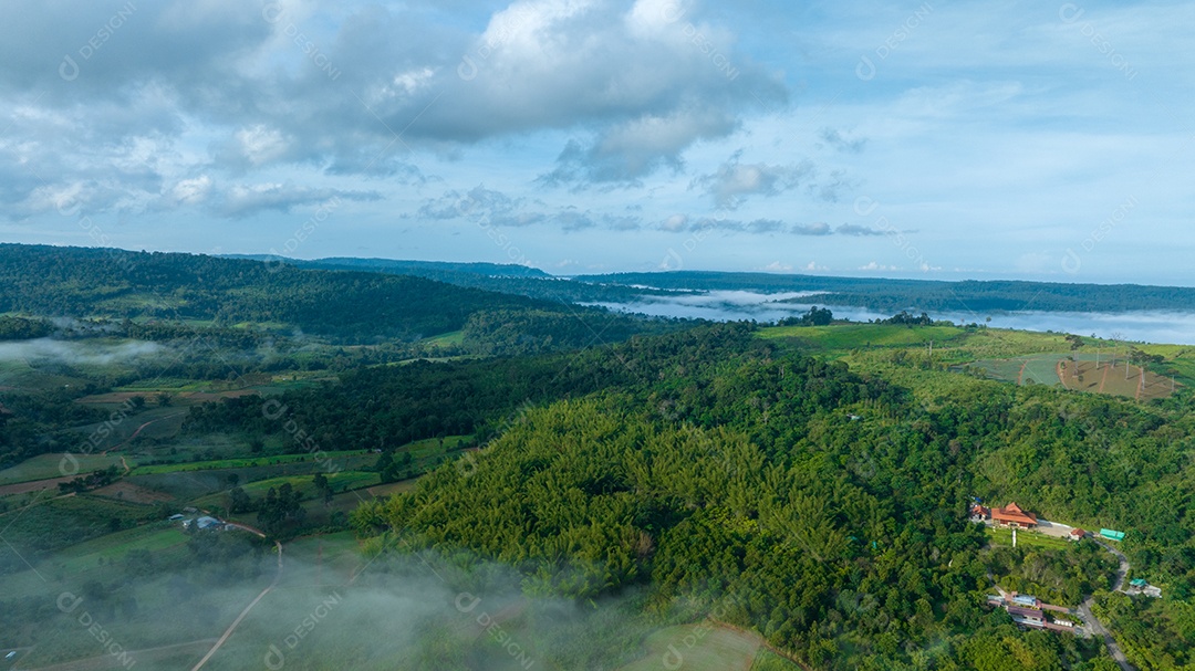 Mar de neblina e nevoeiro no fundo da natureza da montanha.