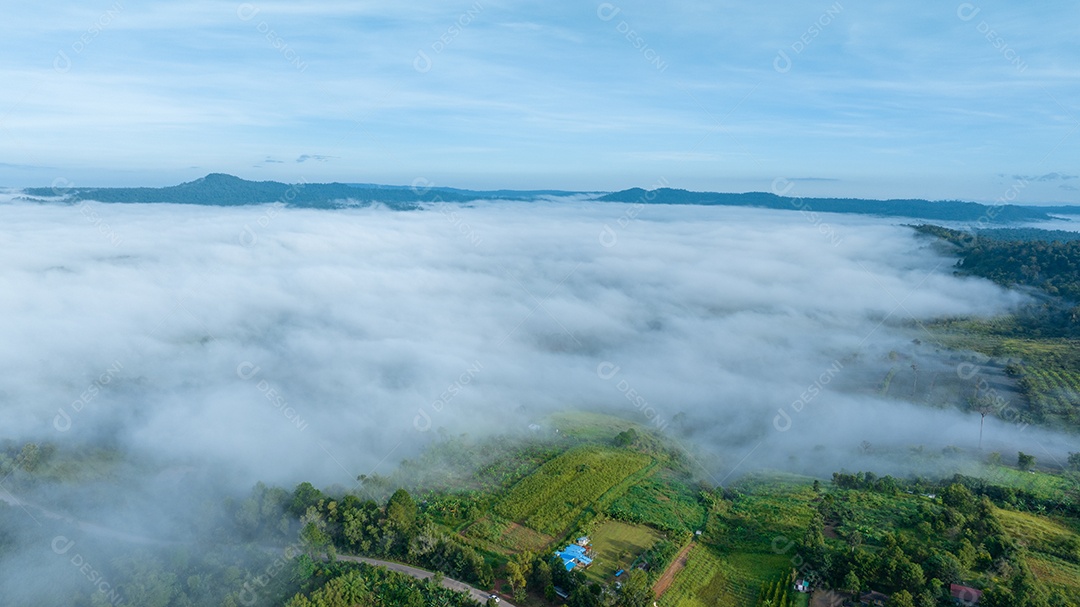 Mar de neblina e nevoeiro no fundo da natureza da montanha.